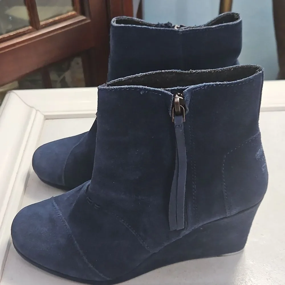 Toms Navy Suede Wedge Boots Size 7.5W